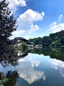 岳麓山穿石坡湖