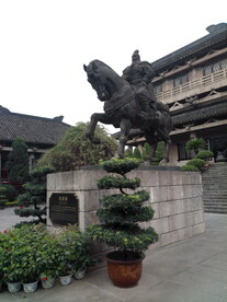 中国酒文化城汉武帝雕塑