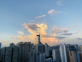 城市高空的晚霞