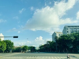 城市道路蓝天白云 