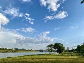 江边宽阔蓝天白云