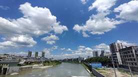 城市蓝天白云河边