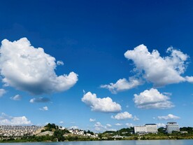 辽阔天空的蓝天白云