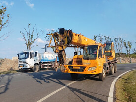 吊车和绿化养护车