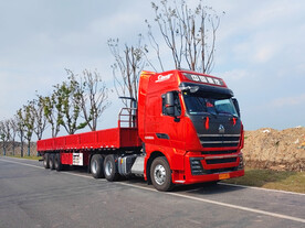 中国重汽红色大卡车重型汽车