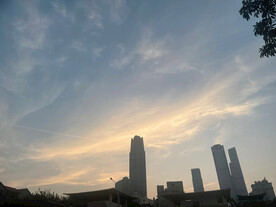 辽阔天空和晚霞