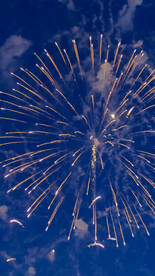 烟花绽放的深蓝色天空夜晚背景