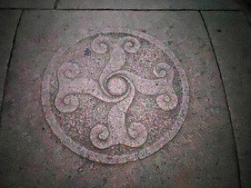 拱桥顶部圆形花纹浮雕