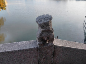 拱桥栏杆石狮子