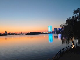 湖边商务建筑夜景