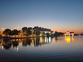 湖边酒楼健身步道夜景