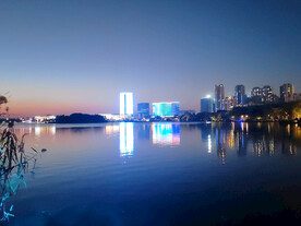 湖边商务区建筑夜景