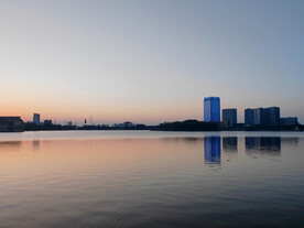 湖边建筑商务区夜景