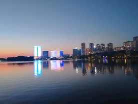 湖边建筑商务区夜景