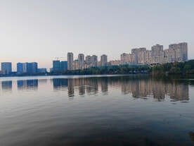 湖边商务建筑群