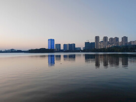 湖边建筑群倒影