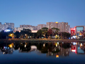 湖边建筑群夜景