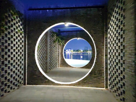 公园圆门创意砖房夜景