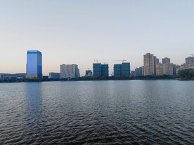 湖边现代建筑商务区