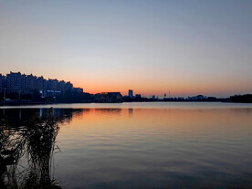 黄昏湖边建筑芦苇丛夜景