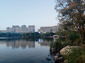 秋天湖边石拱桥