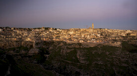 马泰拉的石窟民居和石头教堂花园