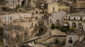 马泰拉的石窟民居和石头教堂花园