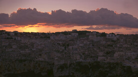 马泰拉的石窟民居和石头教堂花园