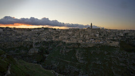 马泰拉的石窟民居和石头教堂花园