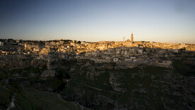 马泰拉的石窟民居和石头教堂花园