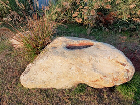 湖边白色大石头