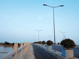 湖边公路桥路灯