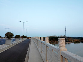 湖边公路桥护栏路灯