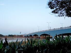 湖中青砖装饰石拱桥