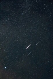 唯美流星雨星空图