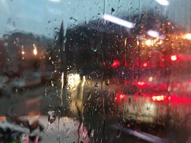 下雨玻璃上的雨滴意境