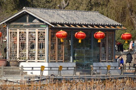 紫荆山公园小木屋景观大红灯笼