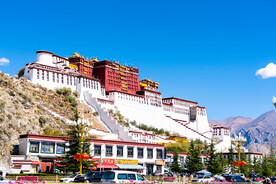 西藏拉萨广场西侧观布达拉宫