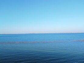 蓝色湖水跨湖大桥