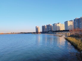 蓝色湖水湖边建筑群