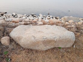 湖边石头滩白色石头