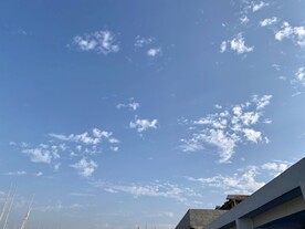 楼顶的蓝天白云