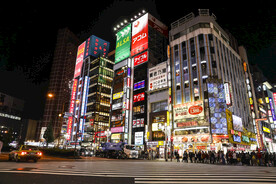 东京新宿繁华商业街夜景