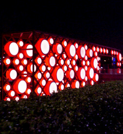 国家体育场（鸟巢）旁的建筑