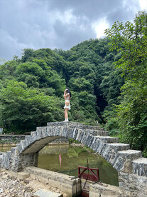 拱桥美女