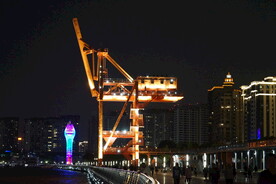 黄浦江航吊行吊