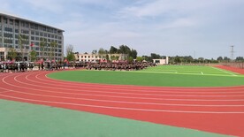 学校操场军训一角