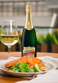 红酒美食餐酒甜白葡萄酒海报设计