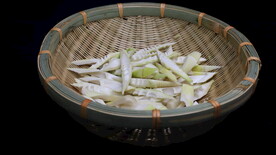 篮子盛装切好的笋