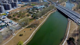 航拍郑州城市公园春天